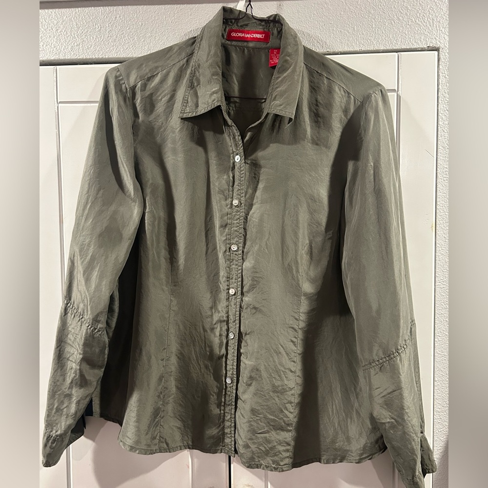 100% silk Gloria Vanderbilt Sage Silk Shirt